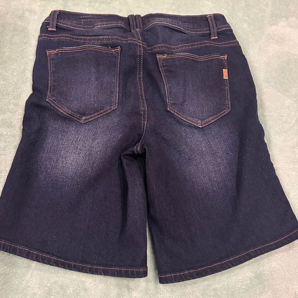 Women's Distressed 1822 Denim Shorts - Picture 5 of 10